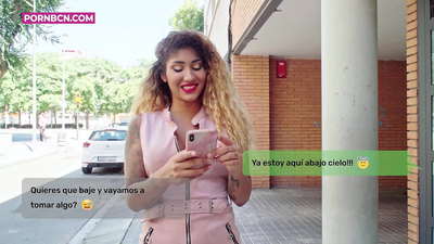 Otrogen hustru som håller på att knulla sin unga älskare hårt medan hennes man jobbar. Latina med bröst och en stor röv. Venus Afrodite.